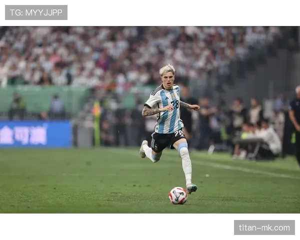 阿根廷队边路进攻表现稳健，战术执行清晰