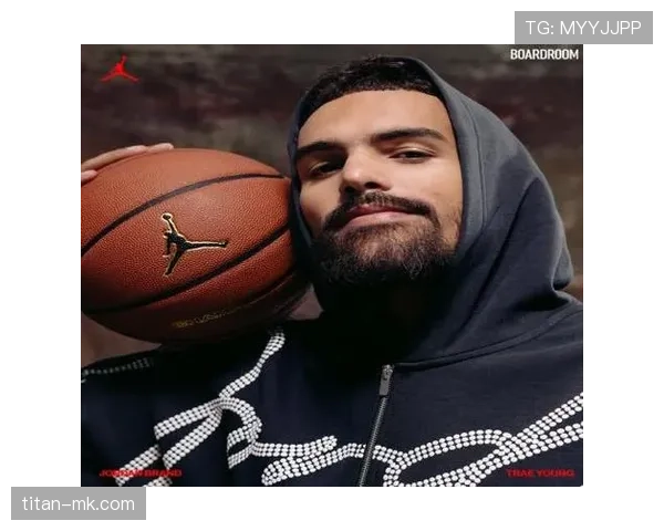 特雷·杨挡拆拉开空间，对比东契奇更依赖无球三分