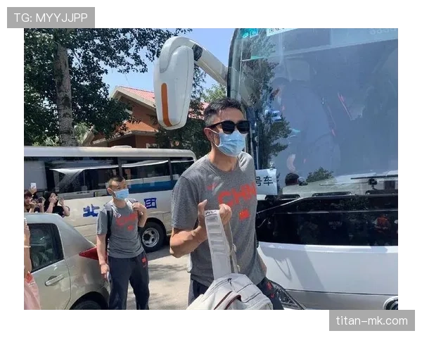 郭艾伦穿睡衣拎外卖回豪宅，隔壁阿姨都懵了